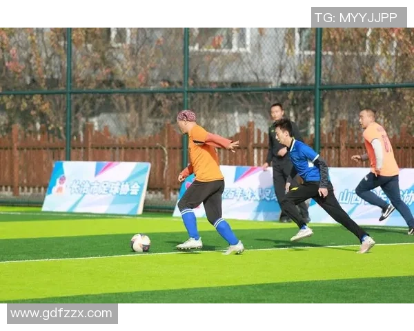 足球社团活动丰富多彩成员积极参与促进友谊与团队精神的建设与发展